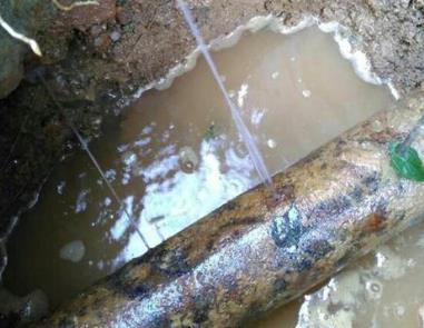 细河楼顶渗水维修公司分享下地暖漏水的原因及检测方法。